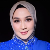 Nuansa makeup dibuat flawless dengan fokus pada bulu mata dan smokey eyes yang menegaskan sorot mata. Foto: Instagram