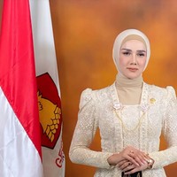 Mulan Jameela memilih riasan nude yang senada dengan busana kebayanya. Warna nude cokelat menyelaraskan kulitnya yang terang. Foto: Instagram