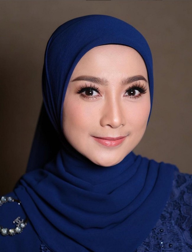 Politikus dan aktris ini mempercayakan wajahnya dirias oleh makeup artist Vivi Thalib. Riasan bernuansa peach membuat wajah Desy tampak manis dan segar, dengan bulu mata dibuat dramatis serta bold. Foto: Instagram