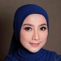 Politikus dan aktris ini mempercayakan wajahnya dirias oleh makeup artist Vivi Thalib. Riasan bernuansa peach membuat wajah Desy tampak manis dan segar, dengan bulu mata dibuat dramatis serta bold. Foto: Instagram