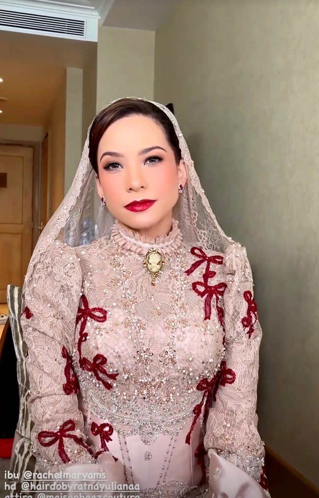 Rachel Maryam tampil glamor dengan kebaya couture rancangan Maison Baaz. Kebaya bernuansa beige-emas tampil atraktif dengan aksen pita, payet serta manik-manik. Kebaya dipadukan kain batik motif floral. Foto: Dok. Instagram