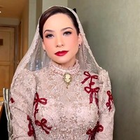 Rachel Maryam tampil glamor dengan kebaya couture rancangan Maison Baaz. Kebaya bernuansa beige-emas tampil atraktif dengan aksen pita, payet serta manik-manik. Kebaya dipadukan kain batik motif floral. Foto: Dok. Instagram