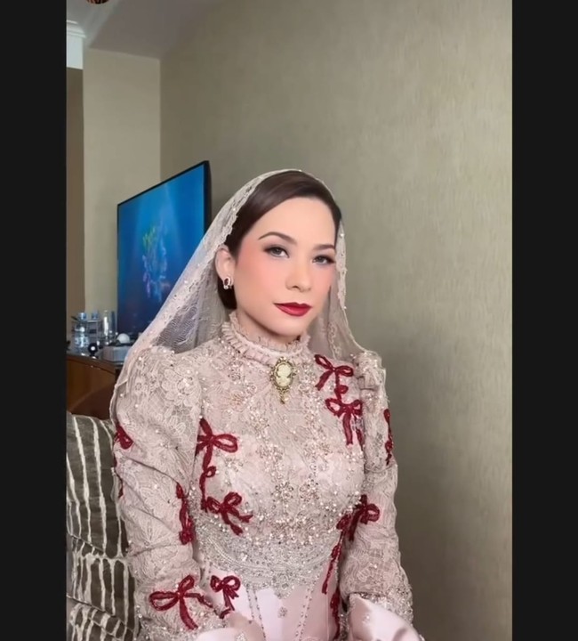Penampilan Rachel Maryam tampil dengan makeup glamour diunggah makeup artist yang mendandaninya melalui akun Instagram @hdwmakeup18. “Ibu dewan @rachelmaryams,” tulisnya pada keterangan unggahannya di Instagram Story. Foto: Dok. Instagram