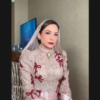Penampilan Rachel Maryam tampil dengan makeup glamour diunggah makeup artist yang mendandaninya melalui akun Instagram @hdwmakeup18. “Ibu dewan @rachelmaryams,” tulisnya pada keterangan unggahannya di Instagram Story. Foto: Dok. Instagram
