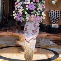 Kebaya karya MAISON BAAZ COUTURE ini hadir dalam warna nude dengan detail bebatuan dan pita berwarna merah. Foto: Dok. Instagram