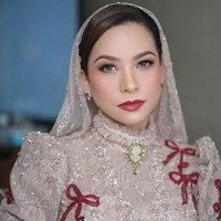 Rachel Maryam tampil dengan riasan bold untuk momen spesial ini. Wanita yang terpilih jadi anggota DPR RI untuk keempat kalinya ini memilih warna berani dengan pulasan lipstik merah marun. Foto: Dok. Instagram