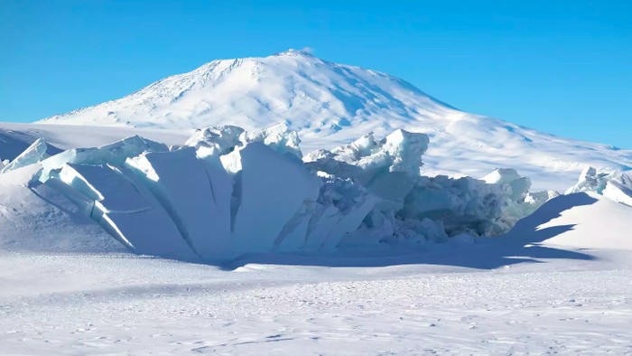 Gunung berapi Erebus di Antartika mengeluarkan debu emas setiap hari.