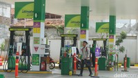 SPBU Vivo pun menurunkan harga BBM-nya. Vivo Revvo 90 kini dijual dengan harga Rp 11.995 per liter. Kemudian Revvo 92 sekarang harganya menjadi Rp 12.190 per liter, dan Revvo 95 menjadi Rp 12.950 per liter.