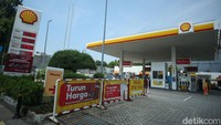 Shell juga mengumumkan penurunan harga BBM-nya. Kini, Shell Super dijual seharga Rp 12.290 per liter, turun dari Rp 13.450 bulan lalu. Kemudian Shell V-Power sekarang dijual Rp 13.070, turun dari Rp 14.280. Lalu Shell V-Power Nitro+ sekarang harganya Rp 13.260, turun dari Rp 14.480.