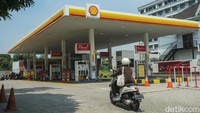 Selanjutnya untuk bahan bakar diesel Shell V-Power Diesel juga mengalami penurunan harga. Sekarang, Shell V-Power Diesel dijual seharga Rp 13.250 per liter. Sebelumnya, Shell V-Power Diesel dibanderol Rp 14.660. Khusus area Jawa Timur, Shell menjual Shell Diesel Extra dengan harga Rp 12.840 per liter.