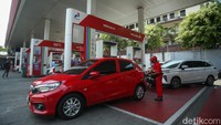 Harga Pertamax khususnya di Pulau Jawa, Bali hingga Nusa Tenggara turun menjadi 12.100 per liter. Harga Pertamax turun Rp 850 dari sebelumnya Rp 12.950 per liter.