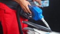 Kemudian, Pertamax Green turun dari Rp 13.650 menjadi Rp 12.700 per liter, Pertamax Turbo dari Rp 14.475 turun menjadi Rp 13.250 per liter. Selanjutnya, Dexlite dari Rp 14.050 menjadi Rp 12.700 per liter, dan Pertamina Dex dari Rp 14.550 menjadi Rp 13.150 per liter.