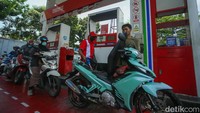 Warga mengantre saat akan mengisi BBM di SPBU Pertamina, Senin, Jakarta, Selasa (1/10/2024).