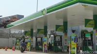 Tak cuma itu, BP atau British Petroleum juga menurunkan harga BBM-nya. BP 92 yang sebelumnya dijual Rp 13.450 turun menjadi 12.290 per liter. Kemudian BP Ultimate dari Rp 14.280 kini menjadi Rp 13.070. Lalu BP Ultimate Diesel kini dijual seharga Rp 13.250 dari Rp 14.660.  