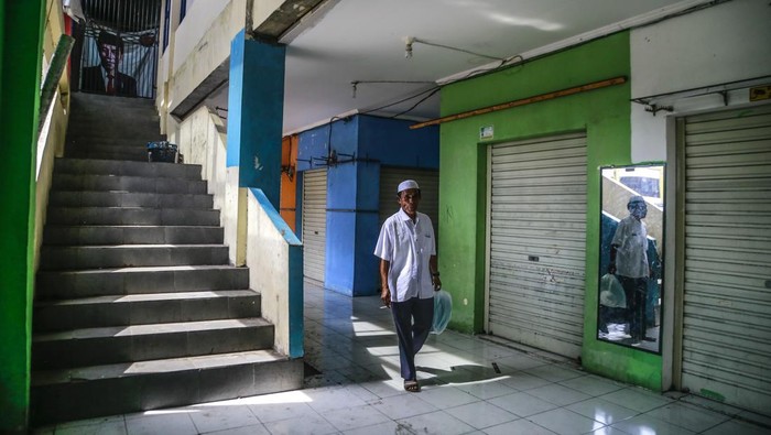 Harga Sewa Ruko Mahal, Pasar Sabi-sabi Ternate Ditinggal Pedagang Warga melintasi deretan toko-toko pakaian tutup di Pasar Sabi-sabi Ternate, Maluku Utara, Selasa (1/10/2024). Pasar yang dibangun pada 2017 dengan anggaran sebesar Rp13 miliar dari Kementerian Perdagangan melalui Dana Alokasi Khusus (DAK) tersebut kini mulai ditinggalkan pedagang pakaian akibat sepi pembeli, penataan pasar yang kurang baik dan harga sewa ruko yang cukup mahal. ANTARA FOTO/Andri Saputra/rwa.