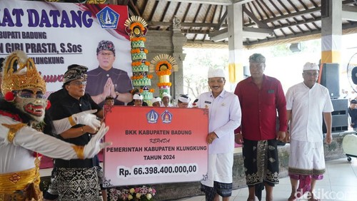 Bupati Badung I Nyoman Giri Prasta menyerahkan bantuan BKK secara simbolis, Minggu (22/9/2024). ( foto : Putu Krista/detikBali)