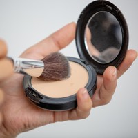5 Bedak yang Bikin Glowing, Cocok Dipakai untuk Kondangan Hingga Wisuda