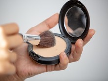 7 Rekomendasi Bedak yang Bikin Kulit Mulus Seperti Pakai Filter Paris