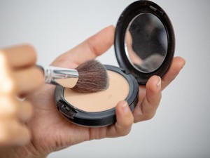 5 Bedak yang Bikin Glowing, Cocok Dipakai untuk Kondangan Hingga Wisuda