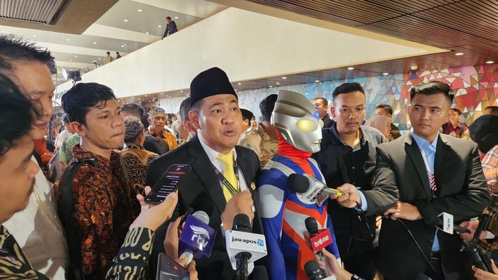 Jamaludin Malik (dasi kuning) usai pelantikan Anggota DPR (Adrial/detikcom)