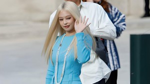 Pas Jennie BLACKPINK ketemu Margaret Qualley di 2024 Chanel Cruise, interaksi keduanya terekam kamera. Tapi hasilnya gak baik buat aktris The Substance itu. Soalnya dia sempat mengomentari rambut pirang Jennie dan nanya Ini asli? (Foto: dok. Getty Images)