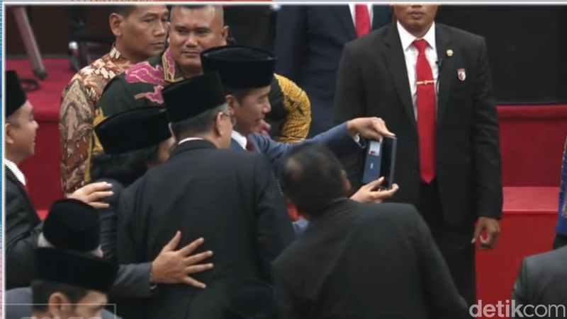 Jokowi dan Komeng selfie di momen pelantikan parlemen pusat, 1 Oktober 2024. (Anggi Muliawati/detikcom)