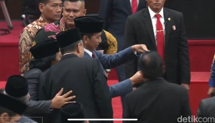 Jokowi dan Komeng selfie di momen pelantikan parlemen pusat, 1 Oktober 2024. (Anggi Muliawati/detikcom)