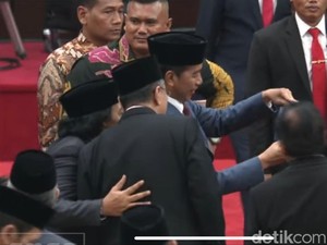 Momen Jokowi dan Komeng Selfie Bareng Usai Pelantikan Anggota DPR