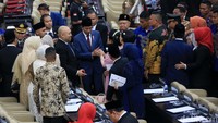 Jokowi terlihat bersalaman dengan anggota DPR terpilih.  