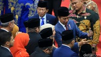 Sesekali Jokowi juga tampak foto bersama anggota Dewan.  