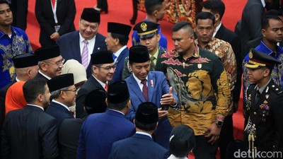 Jokowi Jadi Rebutan Foto Bareng Anggota DPR Terpilih