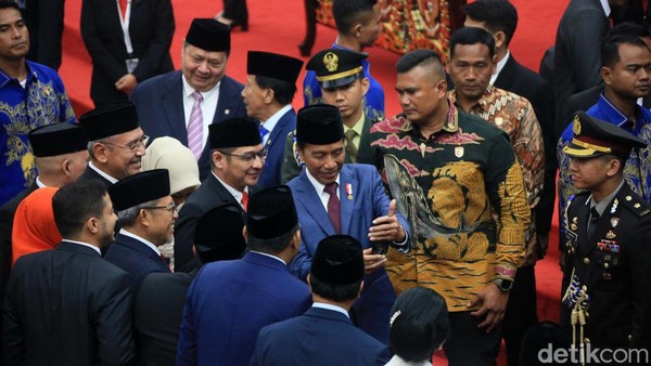 Jokowi Jadi Rebutan Foto Bareng Anggota DPR Terpilih