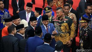 Jokowi Jadi Rebutan Foto Bareng Anggota DPR Terpilih
