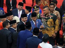 Jokowi Jadi Rebutan Foto Bareng Anggota DPR Terpilih