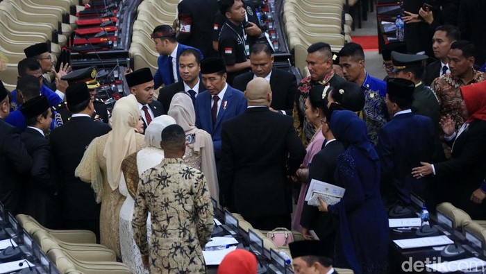 Presiden Joko Widodo (Jokowi) menghadiri pelantikan anggota MPR/DPR/DPD RI terpilih periode 2024-2029 hari ini. Jokowi jadi rebutan foto bersama para anggota DPR.