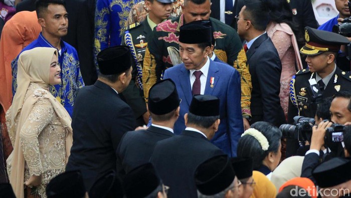 Jokowi Jadi Rebutan Foto Bareng Anggota DPR Terpilih Presiden Joko Widodo (Jokowi) menghadiri pelantikan anggota MPR/DPR/DPD RI terpilih periode 2024-2029 hari ini. Jokowi jadi rebutan foto bersama para anggota DPR.