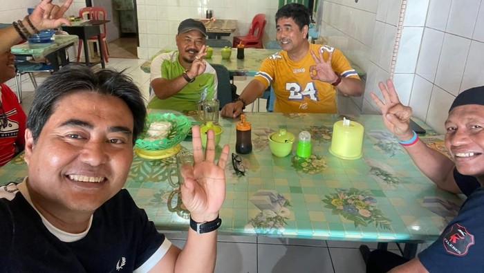 Kadis PMD Bone Andi Gunadil Ukra (baju kuning) berpose 3 jari.