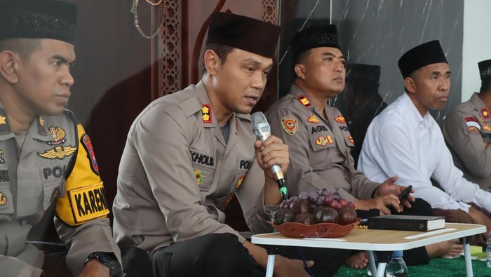 Kapolres Malang AKBP Putu Kholis Aryana saat doa bersama dengan keluarga korban Tragedi Kanjuruhan