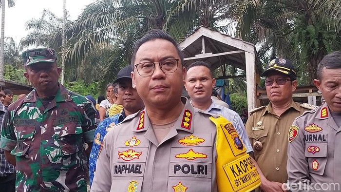 Kapolresta Deli Serdang Kombes Raphael saat diwawancarai di lokasi ekshumasi. (Finta Rahyuni/detikSumut)