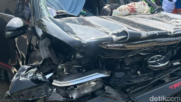 Penampakan Fortuner milik Kapolres Boyolali yang mengalami kecelakaan di Tol Batang, Selasa (1/10/2024).
