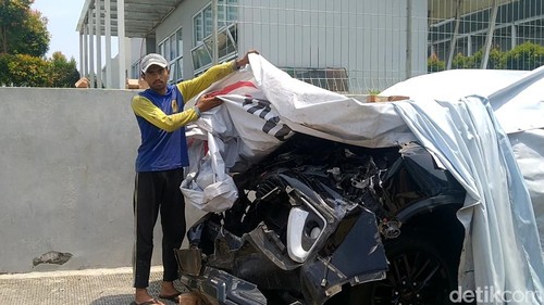 Penampakan Fortuner milik Kapolres Boyolali yang mengalami kecelakaan di Tol Batang, Selasa (1/10/2024).