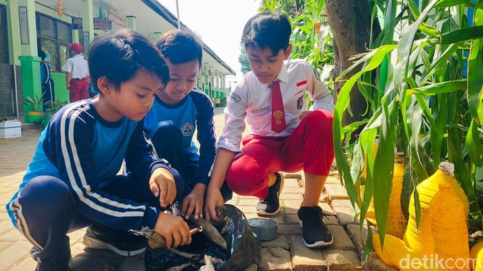 Kegiatan Siswa SDN Sukamaju 2 Cimahi dalam Menjaga Lingkungan