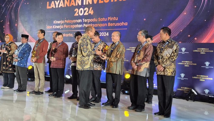 Kementerian Lingkungan Hidup dan Kehutanan (KLHK) menerima penghargaan Anugerah Layanan Investasi (ALI) 2024 dari Menteri Investasi/Kepala BKPM Rosan Perkasa Roeslani