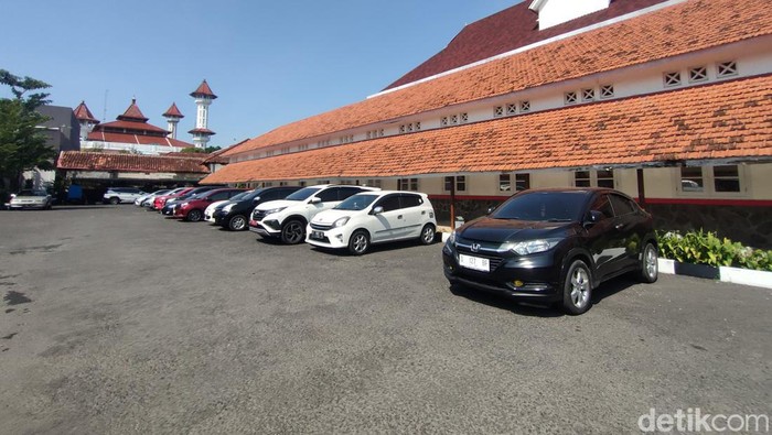 Kendaraan plat merah di Kantor Setda Kabupaten Cianjur