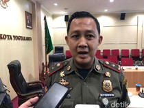 Satpol PP Buru Manusia Silver yang Gebrak Mobil di Bawah Jembatan Kewek Jogja