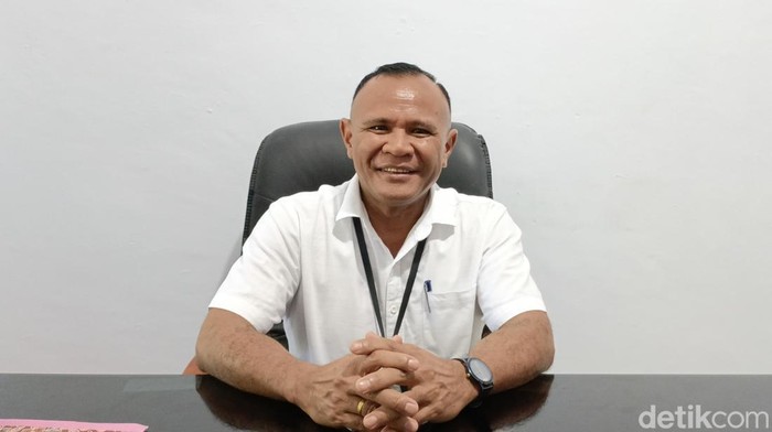 Ketua KPU Kota Kupang, Ismail Manoe saat diwawancarai detikBali di ruang kerjanya, Senin (30/9/2024). (Simon Selly/detikBali)