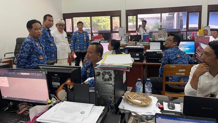 Ketua Satgas Netralitas ASN/non ASN Provinsi Bali, Wayan Sugiada (dua dari kiri), melakukan sidak di dua dinas Pemprov Bali, Selasa (1/10/2024).