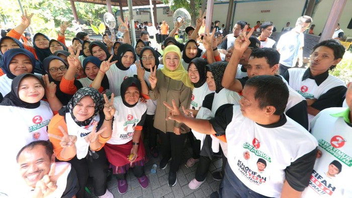 Khofifah Indar Parawansa makan siang bareng karyawan pabrik PT Kedawung Industrial di Surabaya.