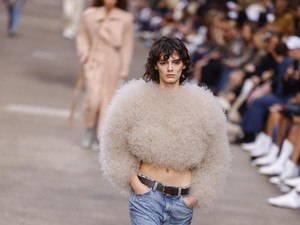Inovasi Stella McCartney, Plastik Didaur Ulang Jadi Alternatif Bulu Burung