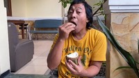 Ia juga sempat membagikan momennya menikmati durian. Buah durian yang disantap oleh Komeng berukuran kecil, tetapi dagingnya legit. Foto: Instagram/YouTube